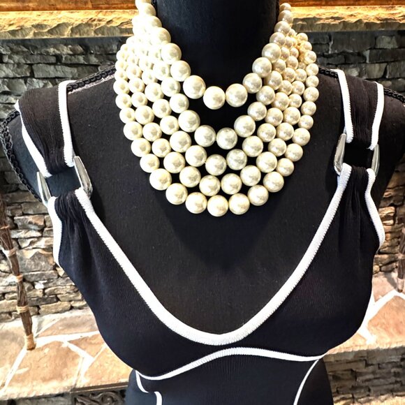 Lovely BCBG sleeveless Black tailored Dress with 2 vertical stripes, Size Small - Picture 4 of 9